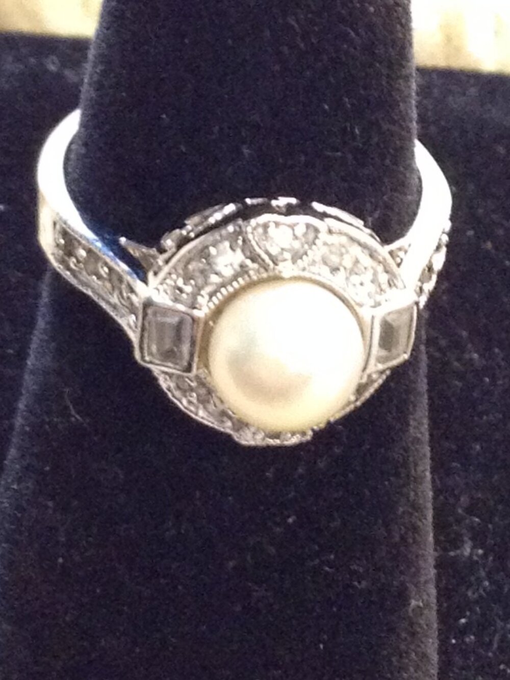 VTG 70/80's Silvertone Cultured Pearl Filigree Bezeled Surrounded by Rhinestones